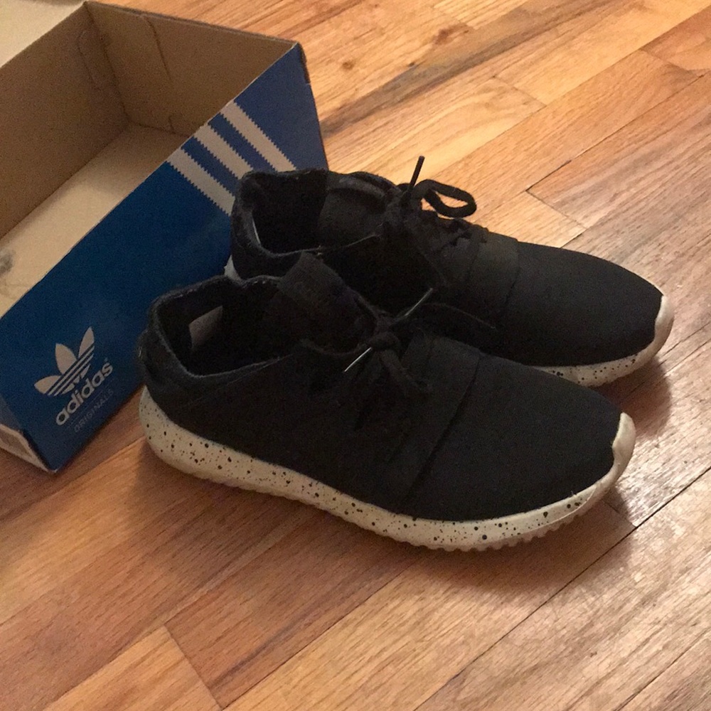 Adidas size 7 white and black sneakers